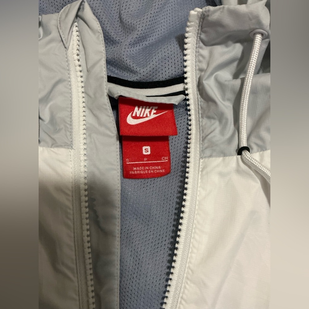 Nike Sportswear Windrunner Jacket Nylon Soft Glanz Small